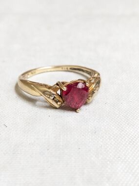 10k Yellow Gold Ring Red Ruby Heart Size 7 Band